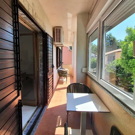 Sara, 100 M From The Beach Apartman *